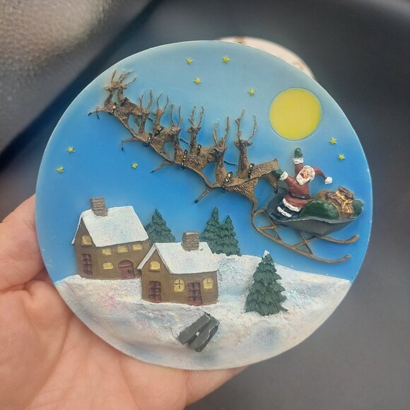 2 Vintage Christmas 3D Collector Decorative 5" Plate Santa Reindeer Sleigh Tree - Picture 3 of 5